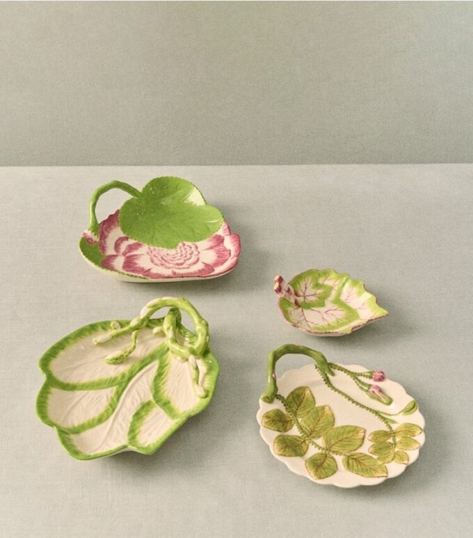 Assortiment de 4 assiettes décoratives à motif feuillage Assortiment de 4 assiettes décoratives à motif feuillage