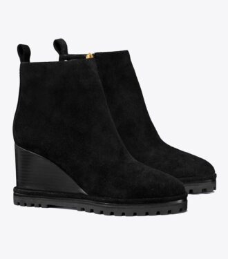 Bottes à talons compensés en daim avec semelle crantée et logo Bottes à talons compensés en daim avec semelle crantée et logo