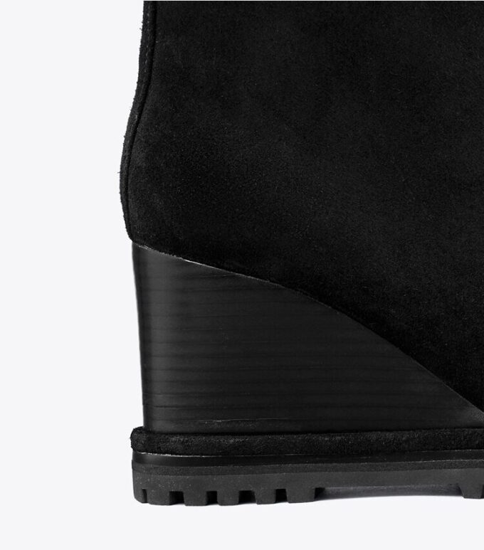 Bottes à talons compensés en daim avec semelle crantée et logo Bottes à talons compensés en daim avec semelle crantée et logo