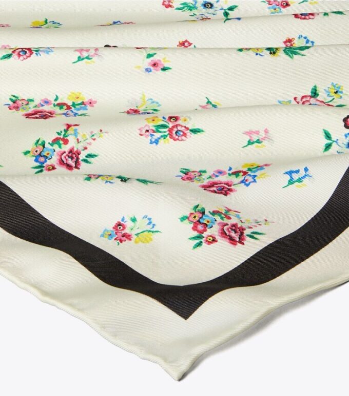Foulard triangle en soie Foulard triangle en soie