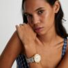 Montre Tory Monogram T, bleu marine/acier inoxydable doré, 37 x 37 mm Montre Tory Monogram T, bleu marine/acier inoxydable doré, 37 x 37 mm