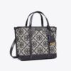 Perry T Monogram Petit sac fourre-tout à trois compartiments Perry T Monogram Petit sac fourre-tout à trois compartiments