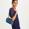 Petit sac à bandoulière convertible en denim souple Fleming Petit sac à bandoulière convertible en denim souple Fleming