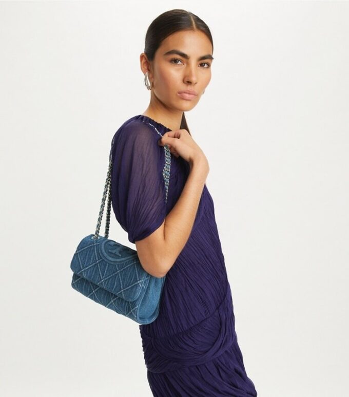 Petit sac à bandoulière convertible en denim souple Fleming Petit sac à bandoulière convertible en denim souple Fleming
