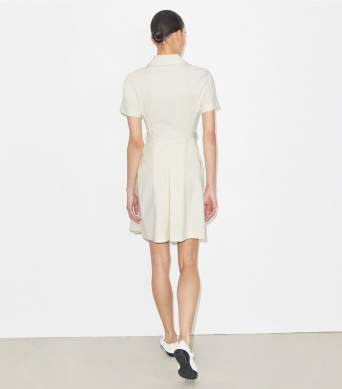 Robe de golf plissée à manches courtes Robe de golf plissée à manches courtes