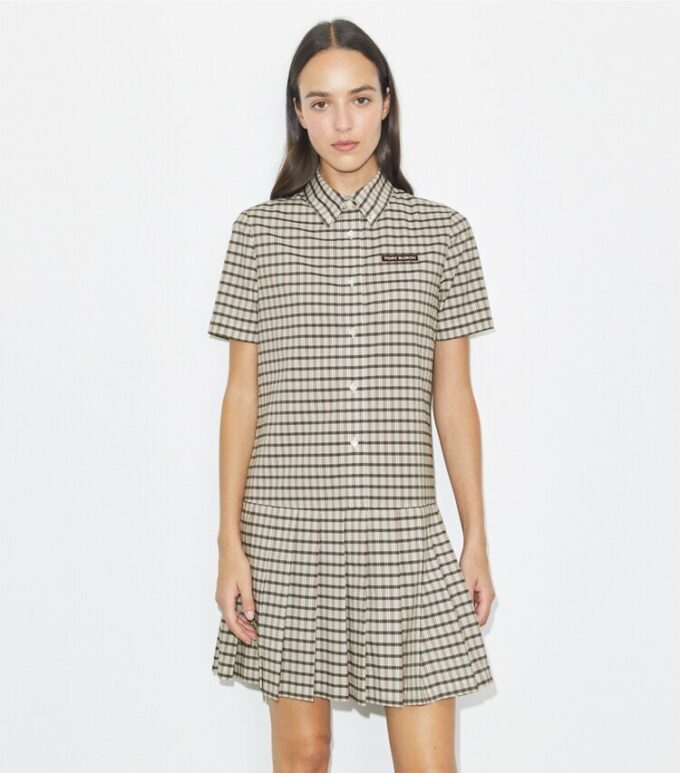 Robe de golf à taille basse et plis Robe de golf à taille basse et plis