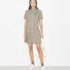 Robe de golf à taille basse et plis Robe de golf à taille basse et plis