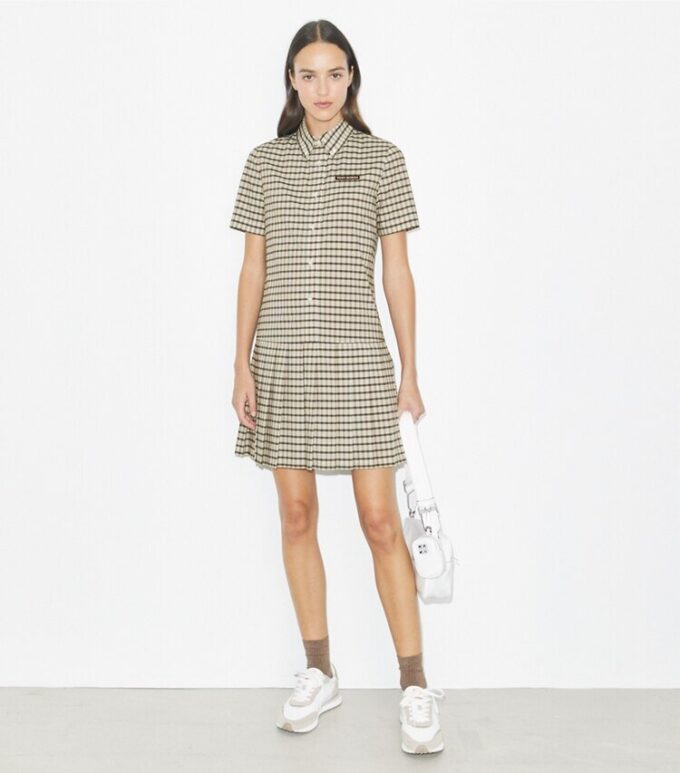 Robe de golf à taille basse et plis Robe de golf à taille basse et plis