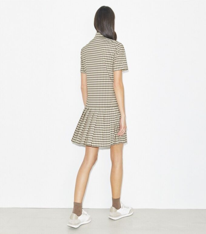 Robe de golf à taille basse et plis Robe de golf à taille basse et plis
