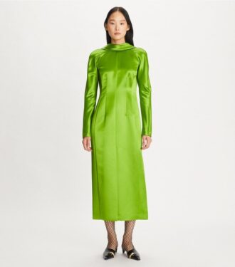 Robe en satin à col haut