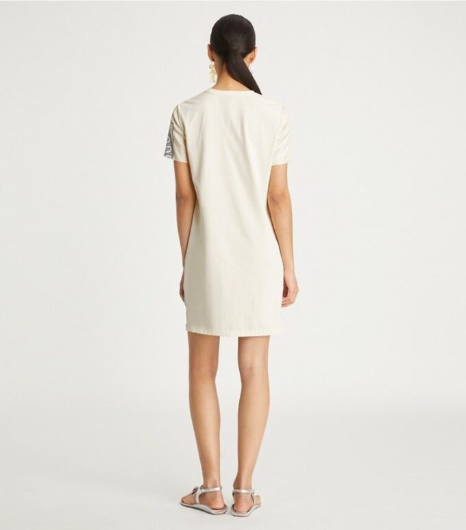 Robe t-shirt imprimée en soie sur le devant Robe t-shirt imprimée en soie sur le devant