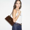 Sac à bandoulière en daim Kira Turnlock Sac à bandoulière en daim Kira Turnlock