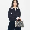 Sac cabas à poignées supérieures en cuir gaufré contrasté T Monogram T Sac cabas à poignées supérieures en cuir gaufré contrasté T Monogram T