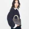Sac cabas à poignées supérieures en cuir gaufré contrasté T Monogram T Sac cabas à poignées supérieures en cuir gaufré contrasté T Monogram T