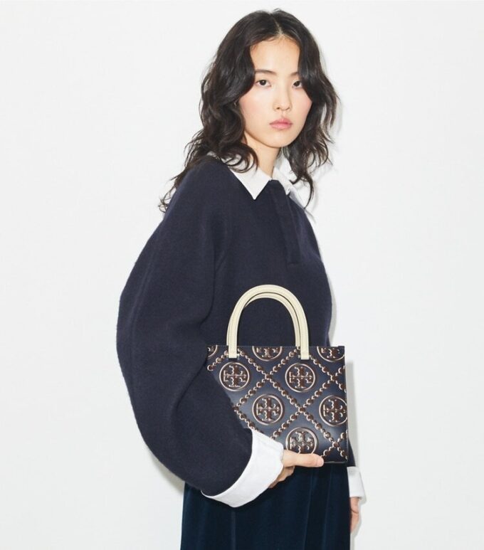 Sac cabas à poignées supérieures en cuir gaufré contrasté T Monogram T Sac cabas à poignées supérieures en cuir gaufré contrasté T Monogram T