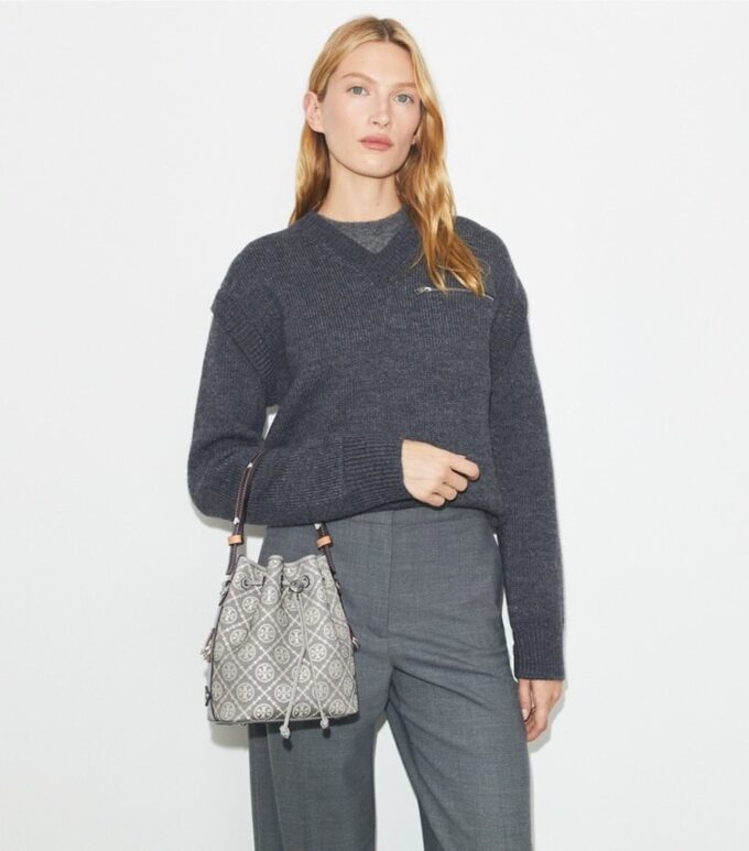 Sac seau utilitaire T Monogram Sac seau utilitaire T Monogram